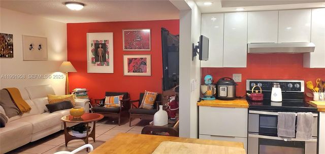 17890 W Dixie Hwy 515, North Miami Beach, FL 33160