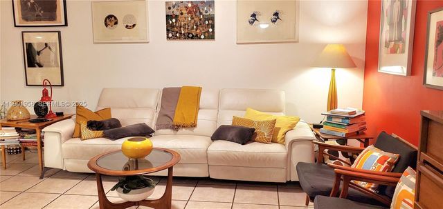 17890 W Dixie Hwy 515, North Miami Beach, FL 33160