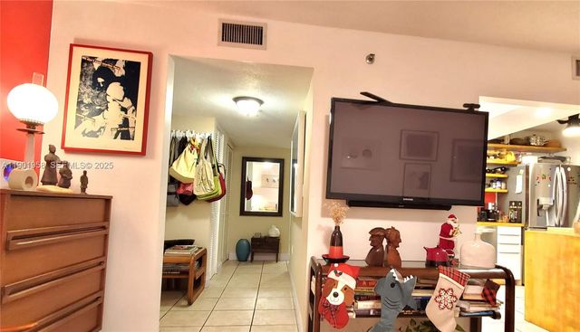 17890 W Dixie Hwy 515, North Miami Beach, FL 33160