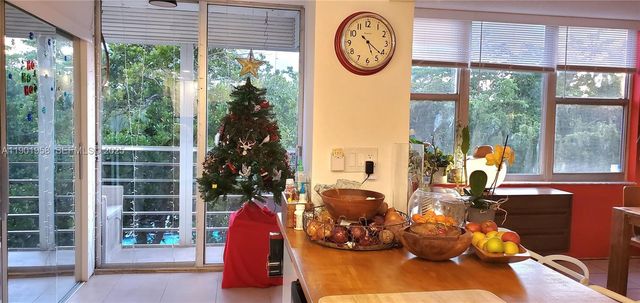 17890 W Dixie Hwy 515, North Miami Beach, FL 33160