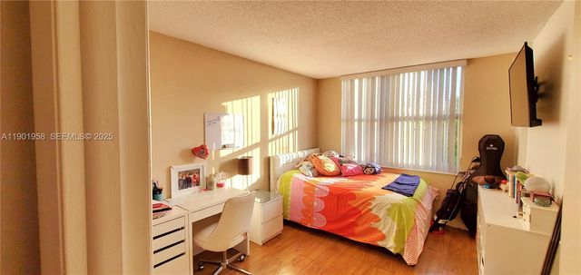 17890 W Dixie Hwy 515, North Miami Beach, FL 33160