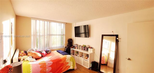 17890 W Dixie Hwy 515, North Miami Beach, FL 33160