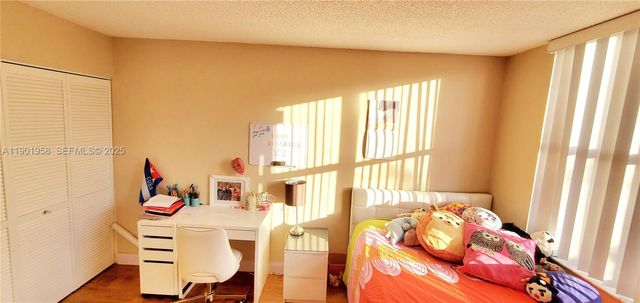 17890 W Dixie Hwy 515, North Miami Beach, FL 33160