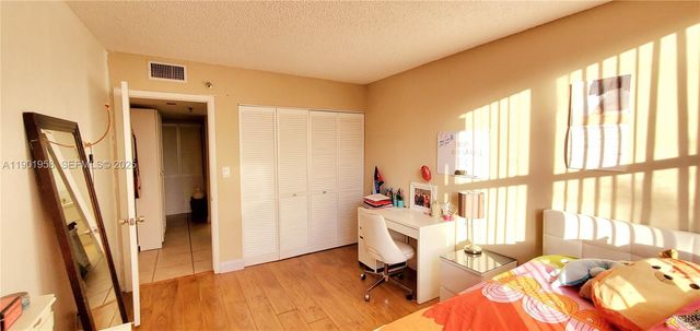 17890 W Dixie Hwy 515, North Miami Beach, FL 33160