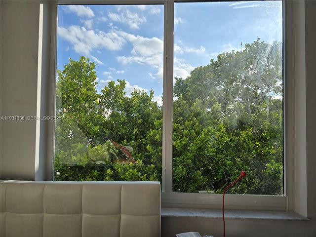 17890 W Dixie Hwy 515, North Miami Beach, FL 33160