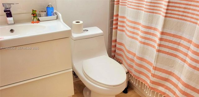 17890 W Dixie Hwy 515, North Miami Beach, FL 33160