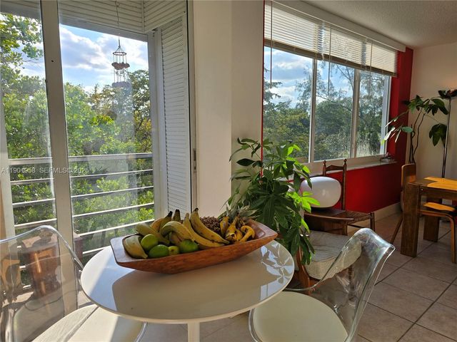 17890 W Dixie Hwy 515, North Miami Beach, FL 33160