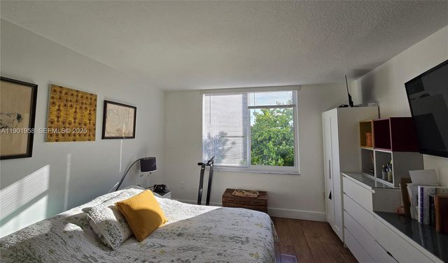 17890 W Dixie Hwy 515, North Miami Beach, FL 33160