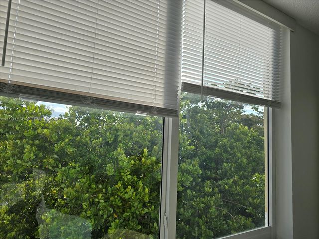 17890 W Dixie Hwy 515, North Miami Beach, FL 33160