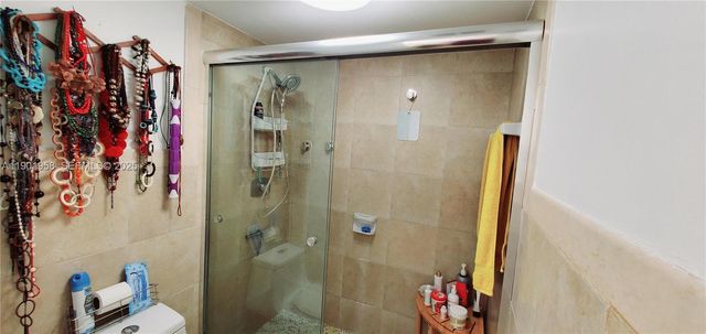 17890 W Dixie Hwy 515, North Miami Beach, FL 33160