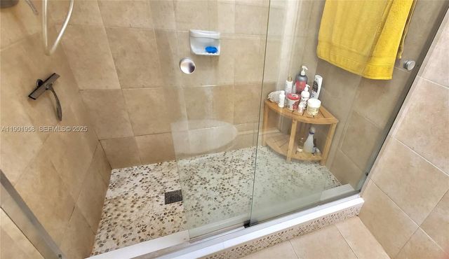 17890 W Dixie Hwy 515, North Miami Beach, FL 33160