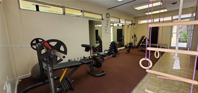 17890 W Dixie Hwy 515, North Miami Beach, FL 33160