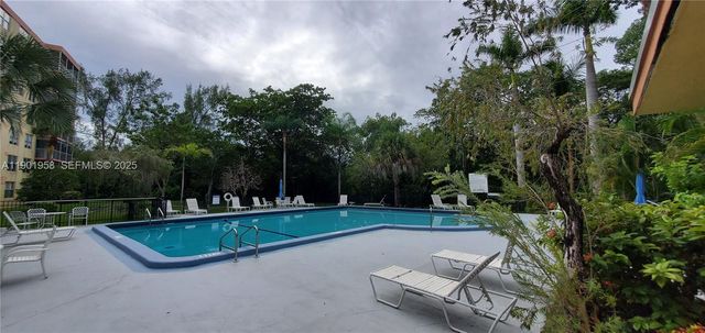 17890 W Dixie Hwy 515, North Miami Beach, FL 33160