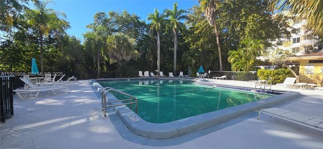 17890 W Dixie Hwy 515, North Miami Beach, FL 33160