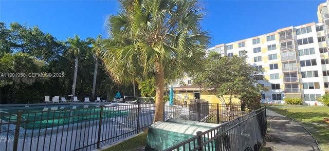 17890 W Dixie Hwy 515, North Miami Beach, FL 33160