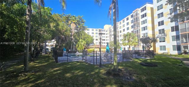 17890 W Dixie Hwy 515, North Miami Beach, FL 33160