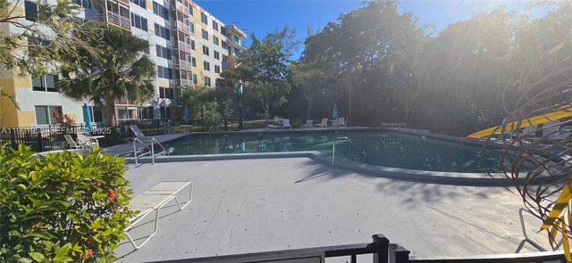 17890 W Dixie Hwy 515, North Miami Beach, FL 33160