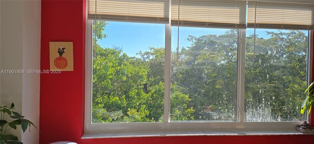 17890 W Dixie Hwy 515, North Miami Beach, FL 33160