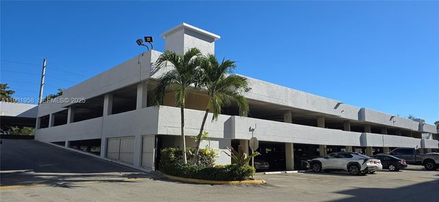 17890 W Dixie Hwy 515, North Miami Beach, FL 33160