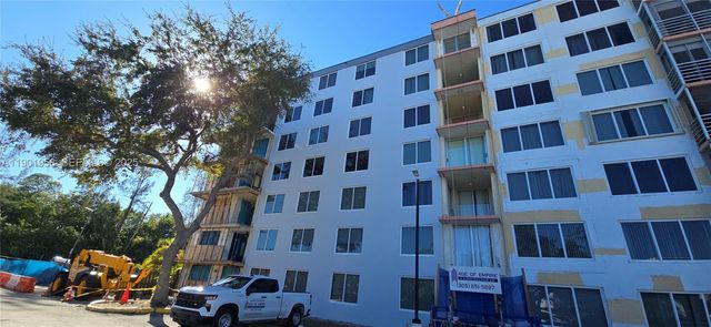 17890 W Dixie Hwy 515, North Miami Beach, FL 33160