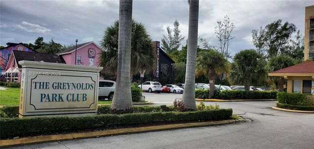 17890 W Dixie Hwy 515, North Miami Beach, FL 33160