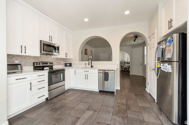 6607 S CEDAR HILL CT, West Jordan, UT 84084