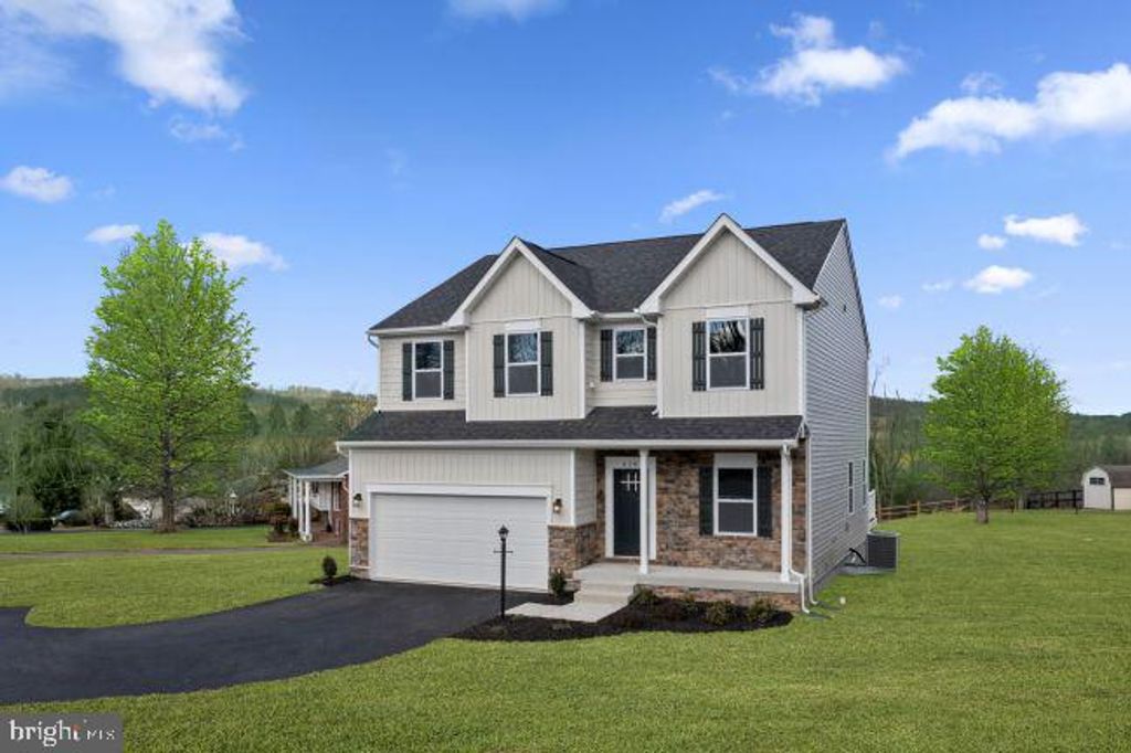 2 REGENT CIR, Hagerstown, MD 21742