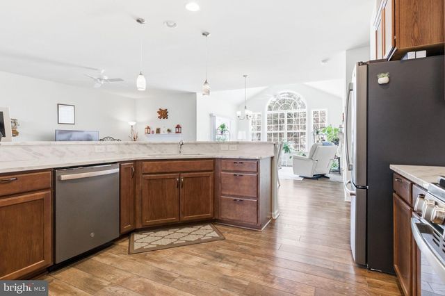 213 CHESTERFIELD DR, Falling Waters, WV 25419