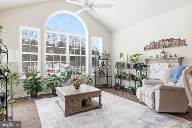 213 CHESTERFIELD DR, Falling Waters, WV 25419