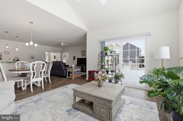 213 CHESTERFIELD DR, Falling Waters, WV 25419