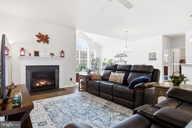 213 CHESTERFIELD DR, Falling Waters, WV 25419