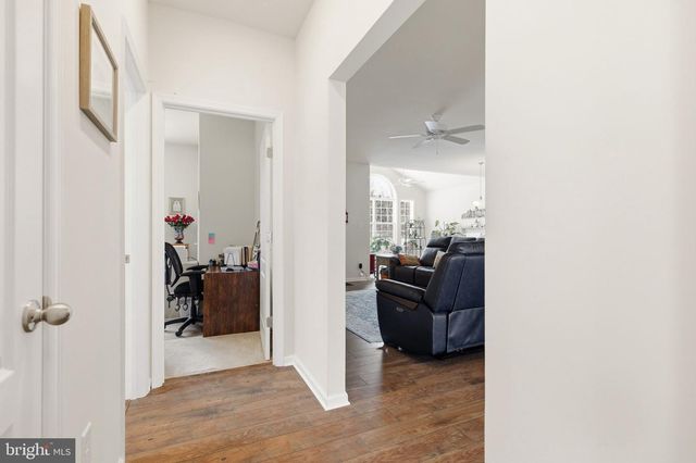 213 CHESTERFIELD DR, Falling Waters, WV 25419