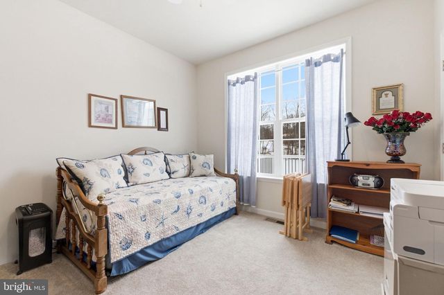 213 CHESTERFIELD DR, Falling Waters, WV 25419