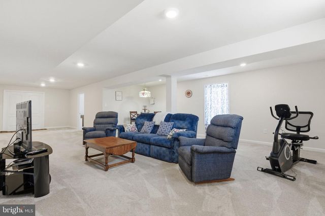 213 CHESTERFIELD DR, Falling Waters, WV 25419