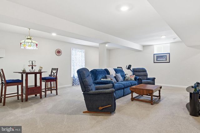 213 CHESTERFIELD DR, Falling Waters, WV 25419