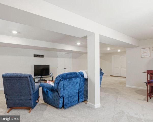 213 CHESTERFIELD DR, Falling Waters, WV 25419