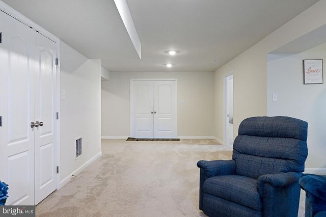 213 CHESTERFIELD DR, Falling Waters, WV 25419