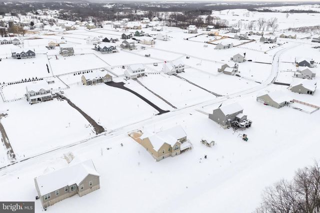 213 CHESTERFIELD DR, Falling Waters, WV 25419