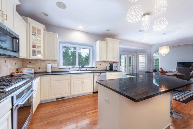 647 Oak Lane, South Elgin, IL 60177