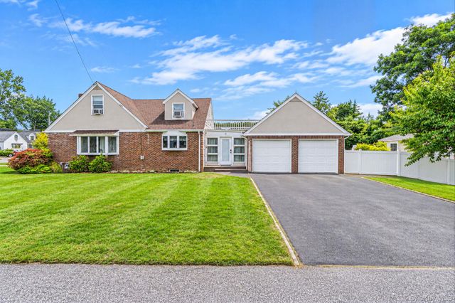 49 Seafield Lane, Bay Shore, NY 11706