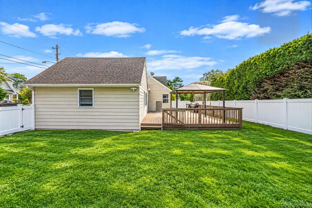 49 Seafield Lane, Bay Shore, NY 11706