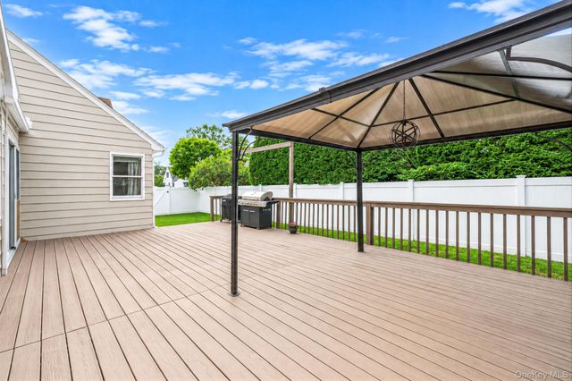 49 Seafield Lane, Bay Shore, NY 11706