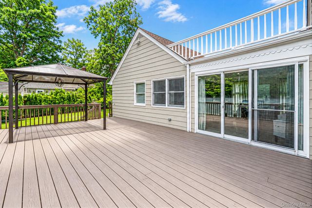 49 Seafield Lane, Bay Shore, NY 11706