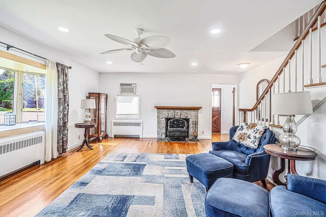 49 Seafield Lane, Bay Shore, NY 11706