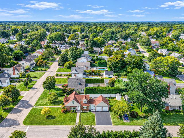 49 Seafield Lane, Bay Shore, NY 11706