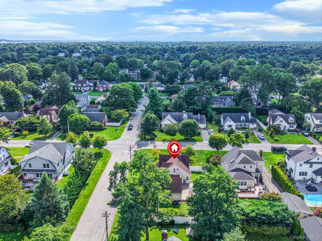 49 Seafield Lane, Bay Shore, NY 11706