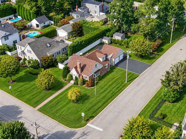 49 Seafield Lane, Bay Shore, NY 11706