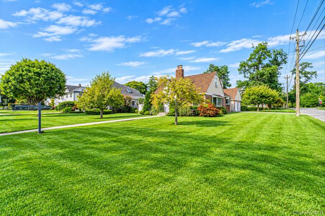 49 Seafield Lane, Bay Shore, NY 11706