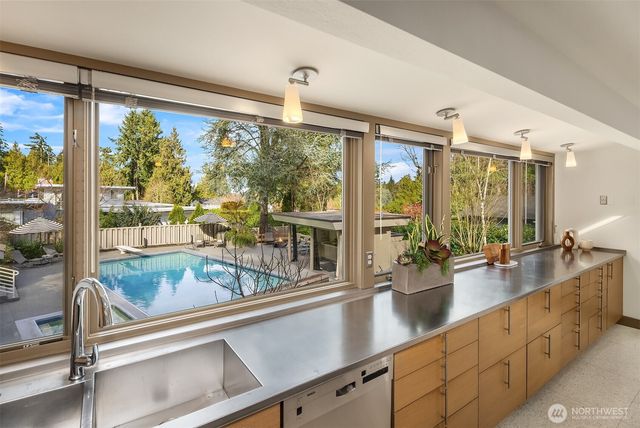 7640 NE 32nd Street, Medina, WA 98039