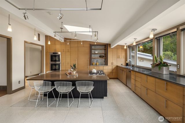 7640 NE 32nd Street, Medina, WA 98039